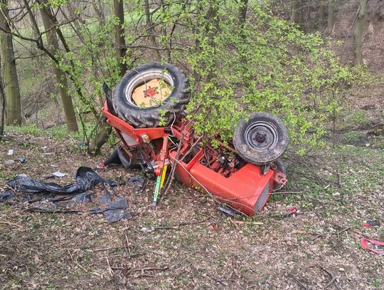 Wypadek ciągnika w Łąkcie Dolnej, wypadek ciągnika, śmigłowiec LPR, śmigłowiec na miejscu wypadku, wypadek w powiecie bocheńskim, wypadek ciągnika w powiecie bocheńskim
