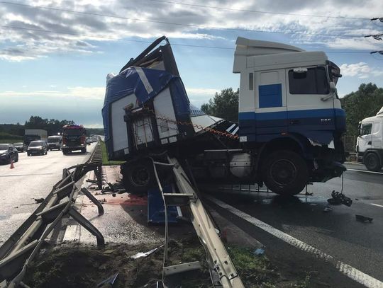 Wypadek ciężarówki między węzłami Kraków Wieliczka i Łagiewniki [FOTO]