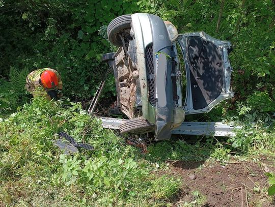 Na zdjęciu samochód osobowy, który wpadł do rowu w miejscowości Małe Ciche