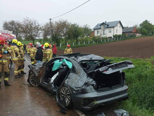 Na zdjęciu służby ratunkowe i rozbity samochód po wypadku w powiecie proszowickim