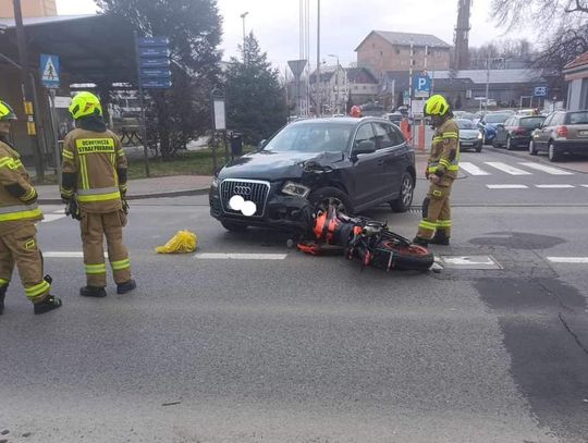 Na zdjęciu rozbity bok samochodu osobowego i motocykla po wypadku na ulicy Dembowskiego w Wieliczce