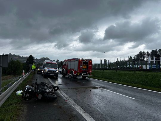 Groźny wypadek z udziałem motocykla miał miejsce w niedzielne popołudnie na drodze krajowej nr 7 w Gaju pod Krakowem