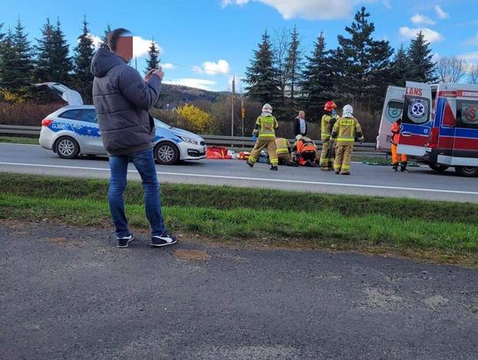 Wypadek motocyklisty na zakopiance w Jaworniku. Śmigłowiec w akcji