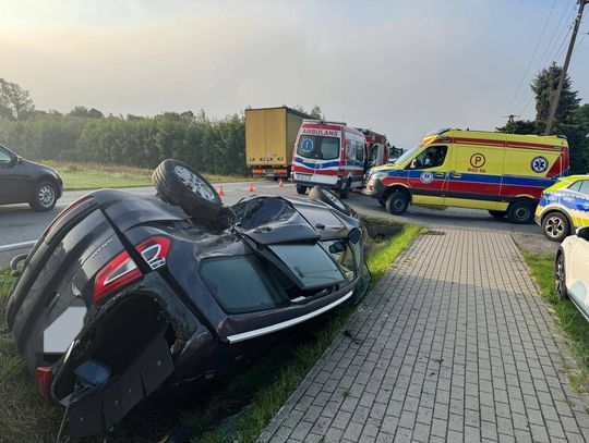 Czchów, powiat brzeski, wypadek samochodowy, zderzenie samochodu, akcja ratunkowa, na sygnale, dachowanie, dachowanie w rowie