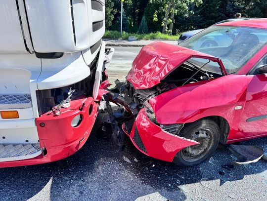Wypadek na DK75 w Gnojniku. Czołowe zderzenie samochodu osobowego z ciężarówką [FOTO]