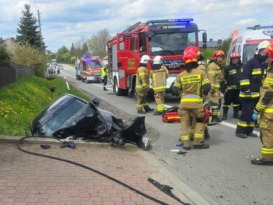Na zdjęciu rozbity samochód osobowy po wypadku w Jerzmanowicach