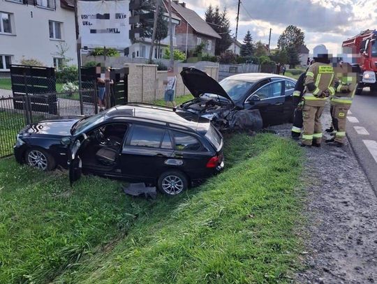 Na zdjęciu samochody biorące udział w wypadku na terenie miejscowości Przeginia