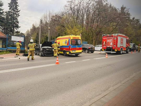 Wolbrom, powiat olkuski, wypadek w Wolbromiu, na sygnale, jedna osoba poszkodowana, akcja ratunkowa służb, wypadek drogowy