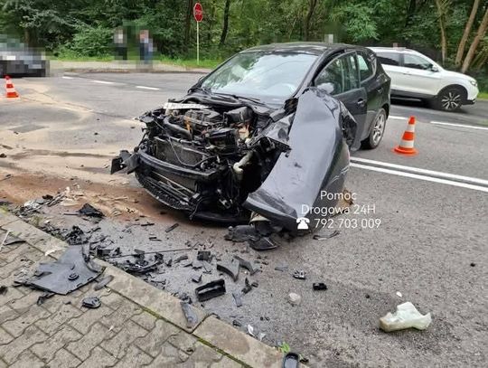 Harbutowice, wypadek w Harbutowicach, na sygnale, wypadek drogowy, zderzenie samochodu osobowego z dostawczym, akcja ratunkowa