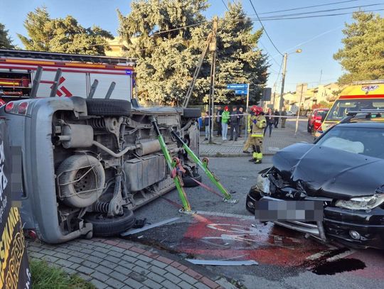 Tarnów, zderzenie samochodów na skrzyżowaniu w Tarnowie, wypadek drogowy w Tarnowie, Tarnów, wypadek drogowy, akcja ratunkowa