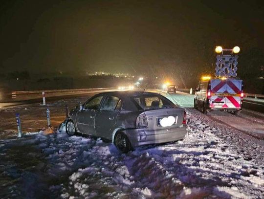 Na zdjęciu samochód osobowy, który wypadł z drogi w Widomej