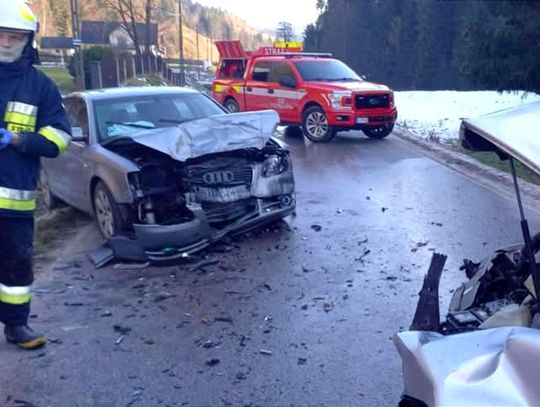 Wypadek na Ustrzyku w Ochotnicy Górnej. Trudne warunki, jedna osoba ranna [FOTO]