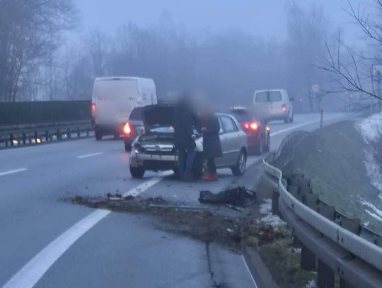 Zakopianka, Głogoczów, wypadek na Zakopiance w głogoczowie, samochód osobowy uderzył w bariery energochłonne, wypadek drogowy