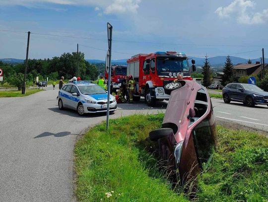 Na zdjęciu samochód osobowy, który wypadł z Zakopianki na terenie miejscowości Krzyszkowice