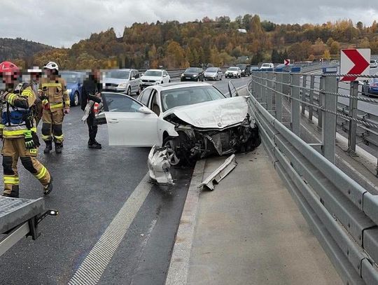 Wypadek na zakopiance w Lubniu. Samochód rozbił się na barierkach, tworzą się korki [ZDJĘCIA]
