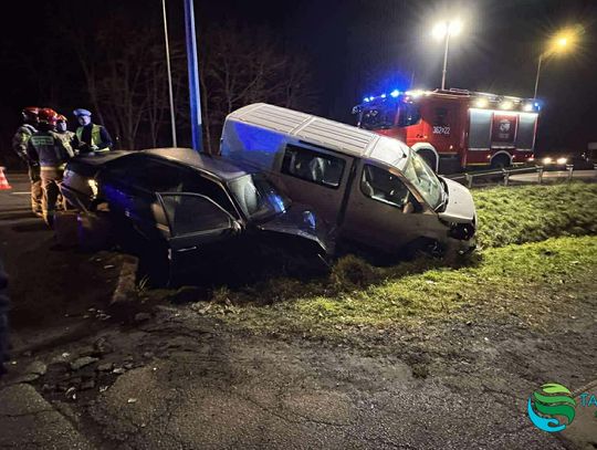 Ładna, powiat tarnowski, wypadek drogowy pod Tarnowem, jedna osoba poszkodowana w wypadku pod Tarnowem, zderzenie dwóch samochodów, samochody w rowie