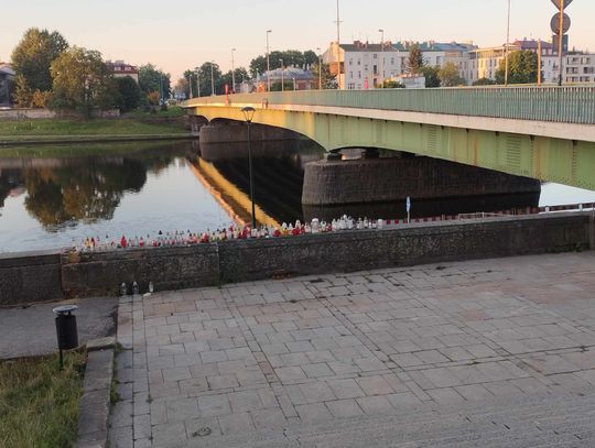 Wypadek przy moście Dębnickim wstrząsnął Krakowem. Setki zniczy [FOTO]