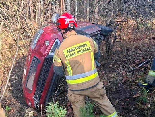 Wypadek samochodu osobowego na drodze w kierunku Bukowna
