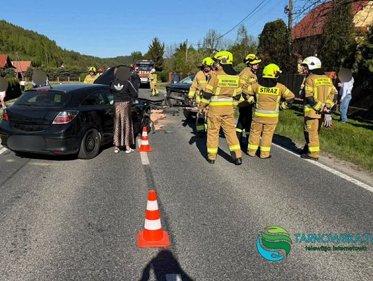 Charzewice, gmina Zakliczyn, powiat tarnowski, akcja ratunkowa, wypadek drogowy, wypadek, na sygnale, dwie osoby ranne