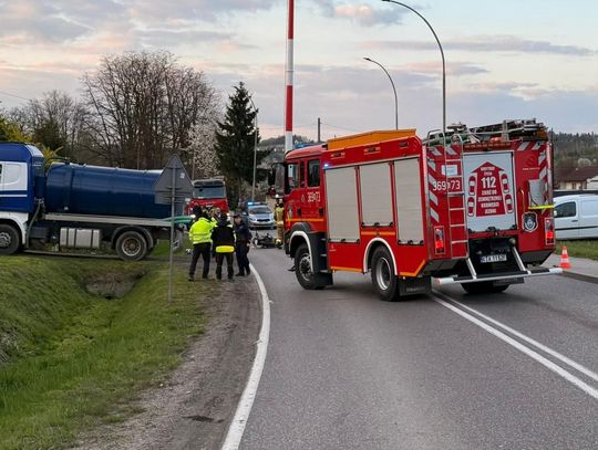 Ciężkowice, wypadek, powiat tarnowski, zderzenie motocykla z lawetą i autobusem, akcja ratunkowa, droga wojewódzka, dwie osoby w szpitalu