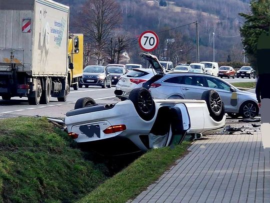 Czchów, powiat brzeski, wypadek drogowy, dachowanie, dachowanie samochodu osobowego, dachowanie osobówki