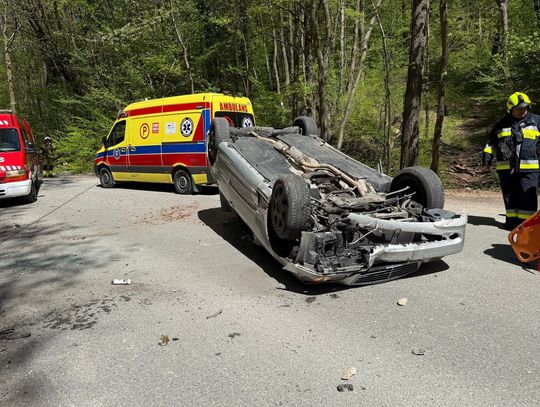 Czerna, gmina Krzeszowice, powiat krakowski, wypadek drogowy, dachowanie samochodu, na sygnale, akcja ratownicza