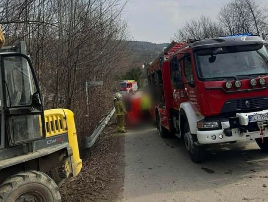 Kamionka Mała, powiat limanowski, akcja ratunkowa, mężczyzna przysypany ziemią, lotnicze pogotowie ratunkowe, śmigłowiec LPR