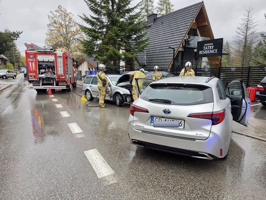 Wypadek w Kościelisku. Zderzyły się dwa samochody, jedna osoba ranna [ZDJĘCIA]