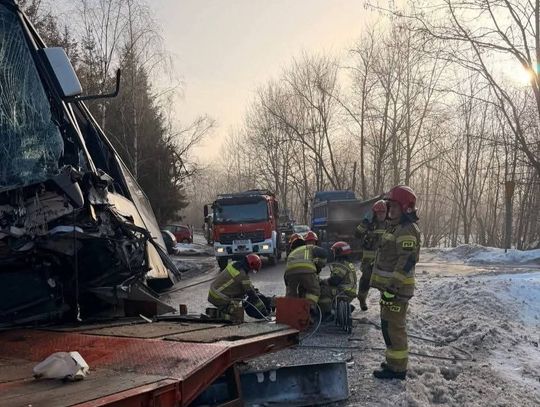 Wypadek w Krużlowej Wyżnej: Zderzenie autobusu z ciężarówką pod Nowym Sączem [FOTO]