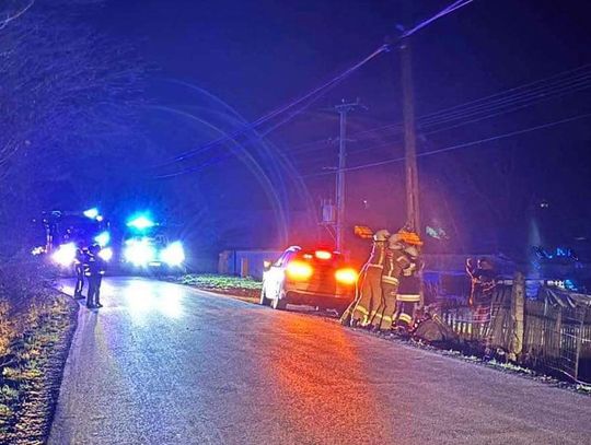 Wypadek w miejscowości Piaski-Drużków. Kierowca wjechał w słup [FOTO]