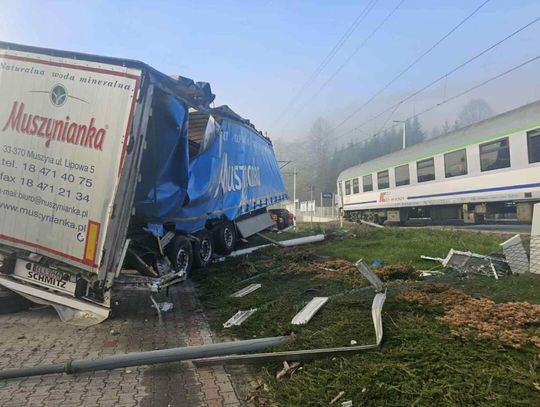 Milik, Muszyna, sądecczyzna, pociąg Intercity, PKP Intercity, zderzenie na przejeździe kolejowym, ciężarówka uderzyła w pociąg PKP Intercity