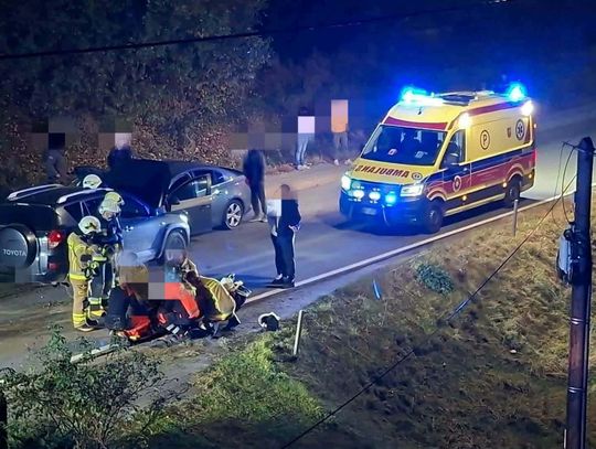 Wypadek w Podsarniu. Czołowe zderzenie dwóch samochodów, jedna osoba ranna [ZDJĘCIA]