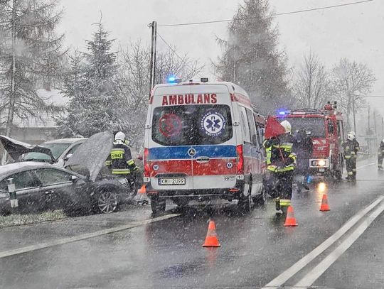 Wypadek w Prandocinie w fatalnych warunkach. Jedna osoba ranna [FOTO]