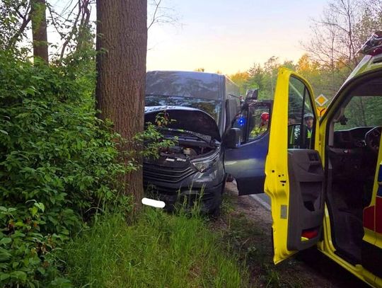 Powiat brzeski, uważnie wypadek, samochód dostawczy uderzył w drzewo, poważny wypadek w przyborowie, Przyborów, na sygnale