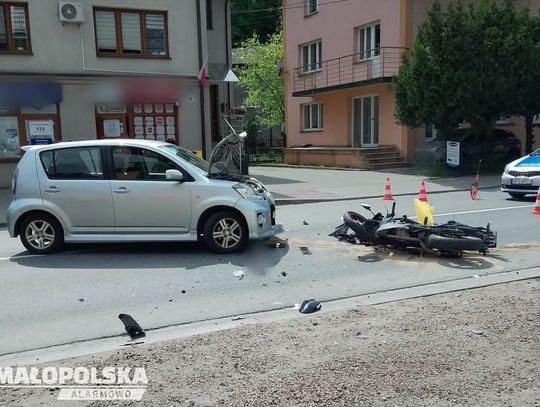 Sucha beskidzka, wypadek w suchej beskidzkiej, powiat suski, na sygnale, akcja ratunkowa, wypadek motocyklisty, wypadek drogowy