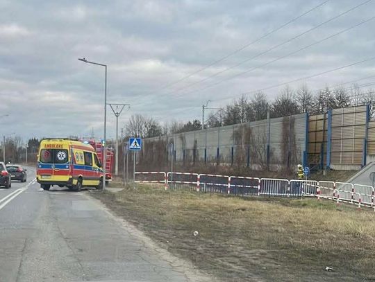 Wypadek w Tarnowie. Pociąg potrącił 60-letniego mężczyznę na torach [FOTO]