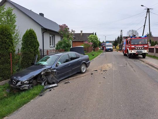 Na zdjęciu rozbity samochód marki BMW, którego kierowca spowodował wypadek w Woli Radłowskiej