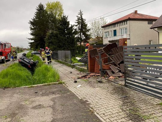 Wypadek w Zofiopolu. Samochód zdemolował ogrodzenie i dachował