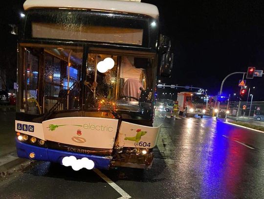 Na zdjęciu autobus krakowskiego MPK, który zderzył się z samochodem osobowym w Prądniku Białym