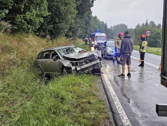 Na zdjęciu uszkodzony pojazd po kolizji na DW783 w miejscowości Falniów