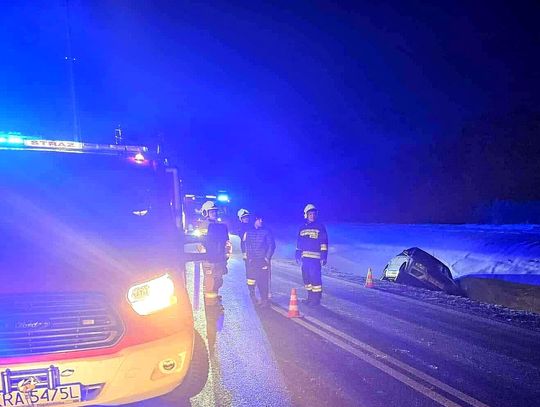 Wypadkowy wieczór w Skale. Kolizja na ulicy Rzemieślniczej i auto w rowie na obwodnicy [ZDJĘCIA]