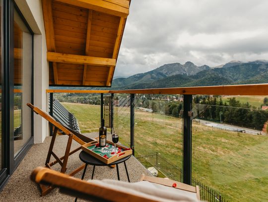 Wypoczynek na Podhalu w apartamentach z pięknym widokiem na góry w Kościelisku i Zakopanem – Apartamenty APTATRY – Zawsze blisko Tatr Widok na Giewont oraz panoramę Tatr widoczną z apartamentu APTATRY w Kościelisku