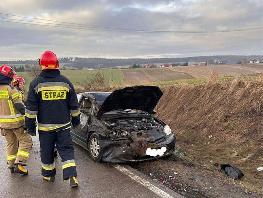 Na zdjęciu samochód osobowy, który dachował w miejscowości Zadroże