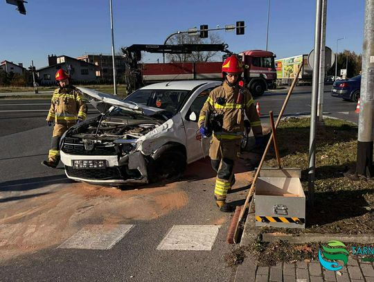 Zagadkowy wypadek w Tarnowie. Dwa samochody zderzyły się mimo "zielonego światła" [FOTO]