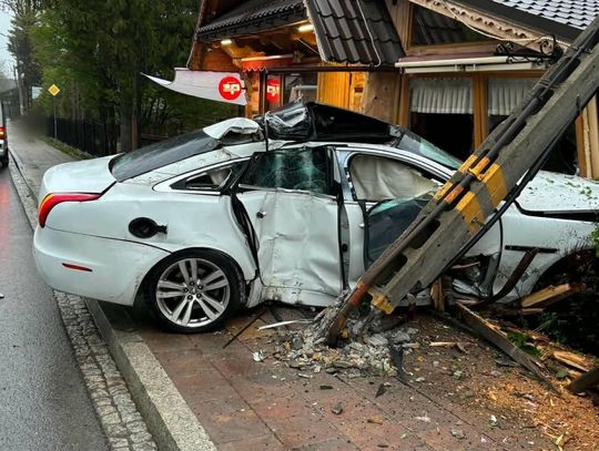 Zakopane, Podhale, powiat tatrzański, wypadek drogowy jedyny wypadek samochodowy, na sygnale, akcja ratunkowa