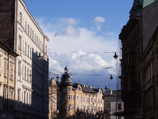 Na zdjęciu ulica w Krakowie z kamienicami
