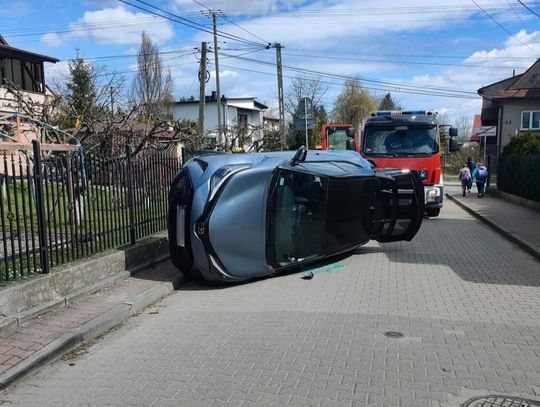 Zaparkował "na boku". Nietypowe zdarzenie w krakowskim Opatkowicach