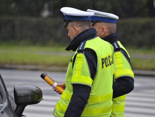 Zatrzymana w Rdzawce pijana matka wiozła trójkę dzieci do szkoły.