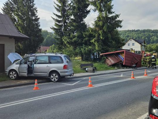 Samochód uderzył w przystanek autobusowy.