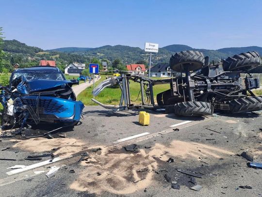 Zderzenie auta z ciągnikiem w Podłopieniu. Lądował LPR, DK28 była zablokowana